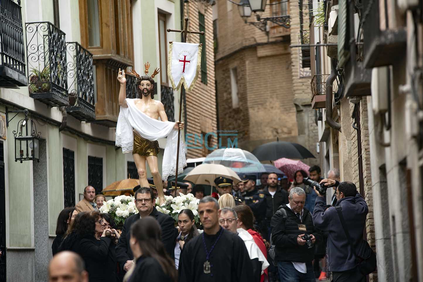 Cristo Resucitado bajo la lluvia