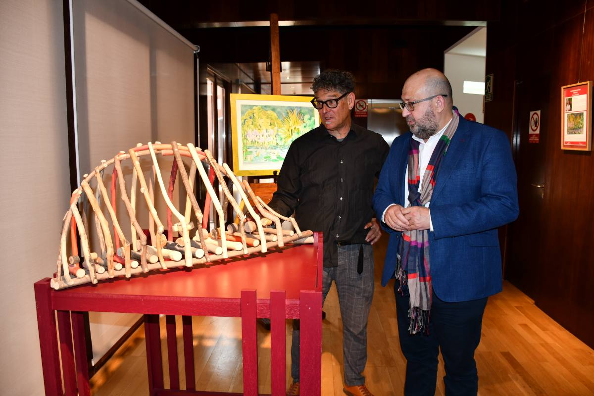 El diputado, disfrutando de la escultura "Semilla de la nueva vida".