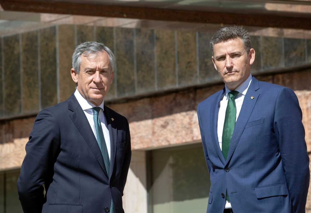 El presidente de Eurocaja Rural, Javier López Martín, y el director general Víctor Manuel Martín López.