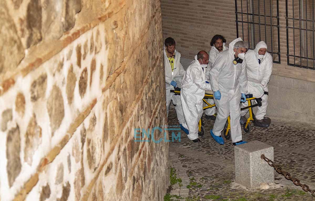 Momento en el que sacaron de la casa a uno de los fallecidos. Foto: Rebeca Arango.