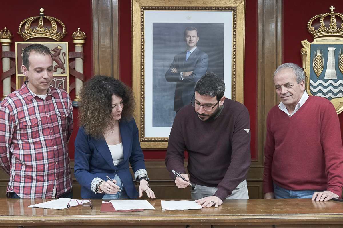 Firma del acuerdo entre PSOE e IU en Azuqueca de Henares (Guadalajara)