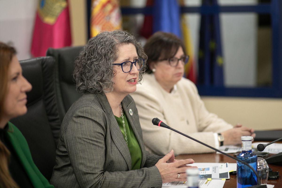 Mercedes Gómez, dando a conocer los reconocimientos por el Día Mundial del Agua.