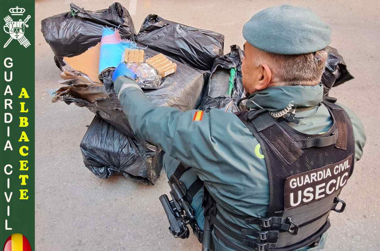 Un efectivo de la Usecic de la Guardia Civil de Albacete junto a la droga incautada.