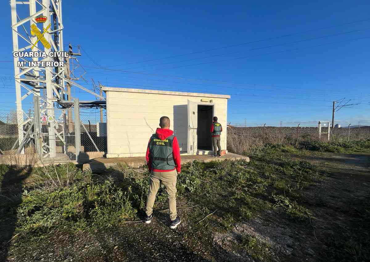 Agentes de la Guardia Civil en uno de los lugares donde se robó cobre.