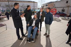 El consejero, charlando con Amores.