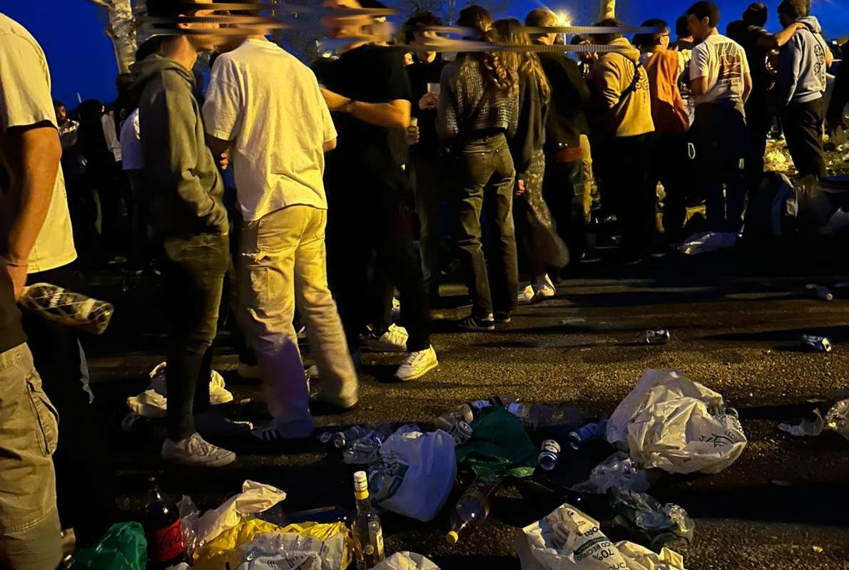 Imagen del macrobotellón en la Peraleda. Foto: PSOE de Toledo.