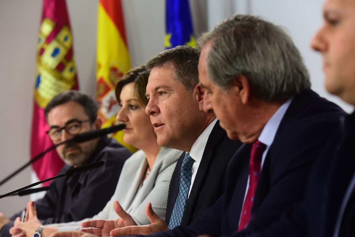 En el centro, el presidente de Castilla-La Mancha, Emiliano García-Page. Foto: Rebeca Arango.