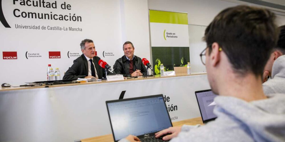 El presidente de Castilla-La Mancha, Emiliano García-Page, junto al periodista y profesor de la UCLM, Juan Carlos Santos.