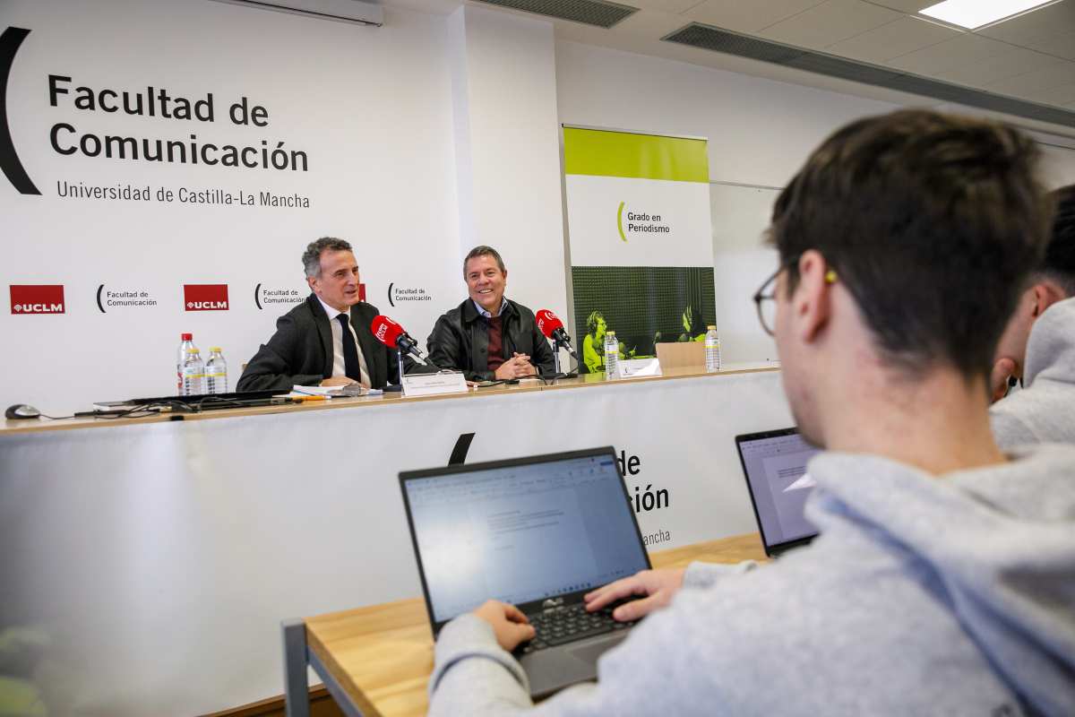 El presidente de Castilla-La Mancha, Emiliano García-Page, junto al periodista y profesor de la UCLM, Juan Carlos Santos.