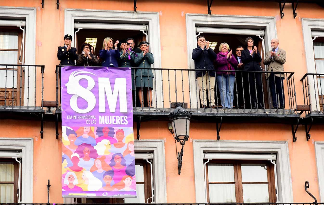 Pancarta por el 8M en la Delegación del Gobierno. Foto: Rebeca Arango.