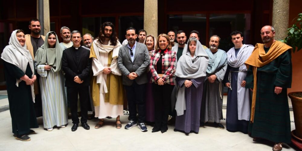 Foto de familia en la presentación de "La Pasión" viviente de Villatobas. Foto: Rebeca Arango.