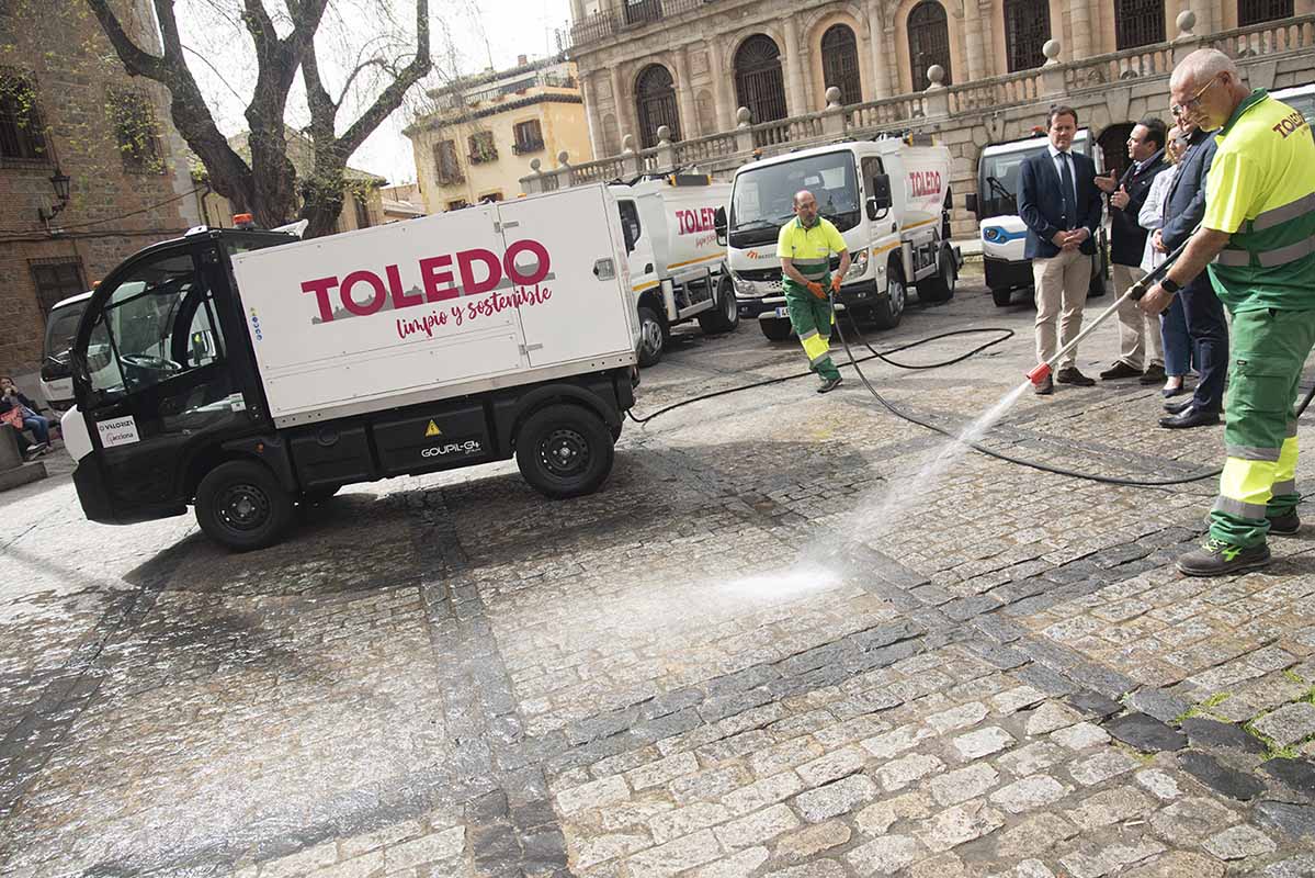 Presentación vehículos nuevos de limpieza de Toledo