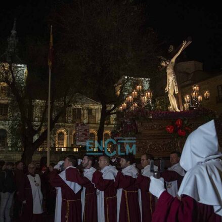 El bello Cristo de la Vega de Toledo solo pudo «asomarse» hasta la Plaza del Ayuntamiento debido a la lluvia, Foto: Rebeca Arango.