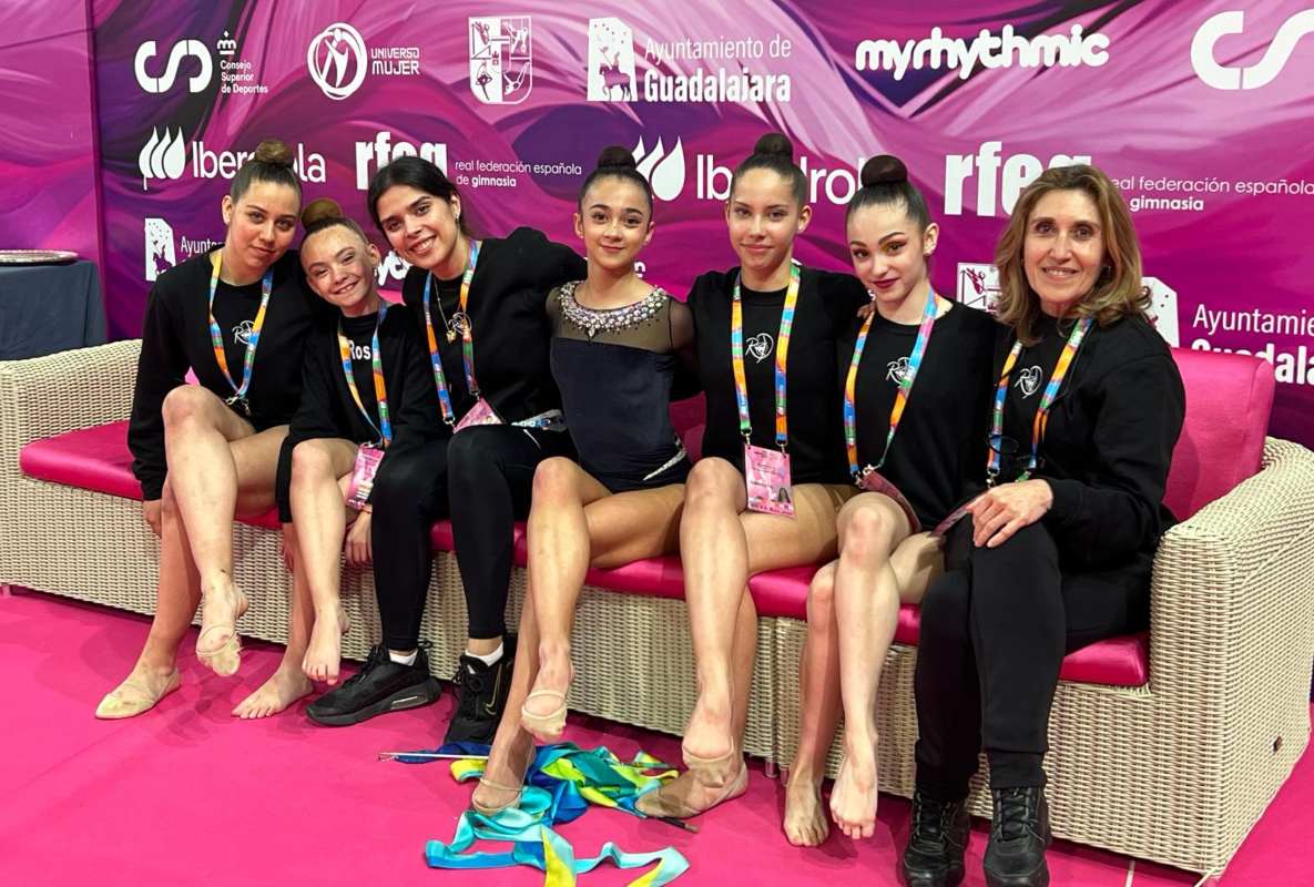 El club Rítmica Ros, junto a las entrenadoras Wanda de Virgilio y Fuensanta Ros.