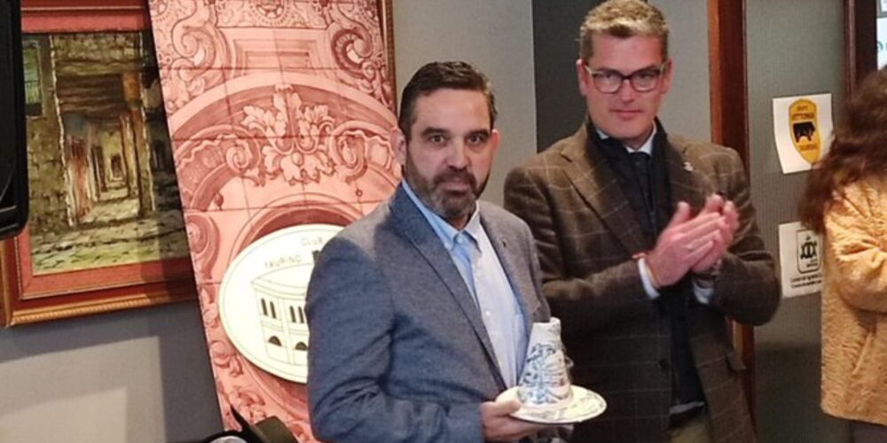 Joaquín Romera, recibiendo el premio del Club Taurino Talaverano. Foto: @romera_pp