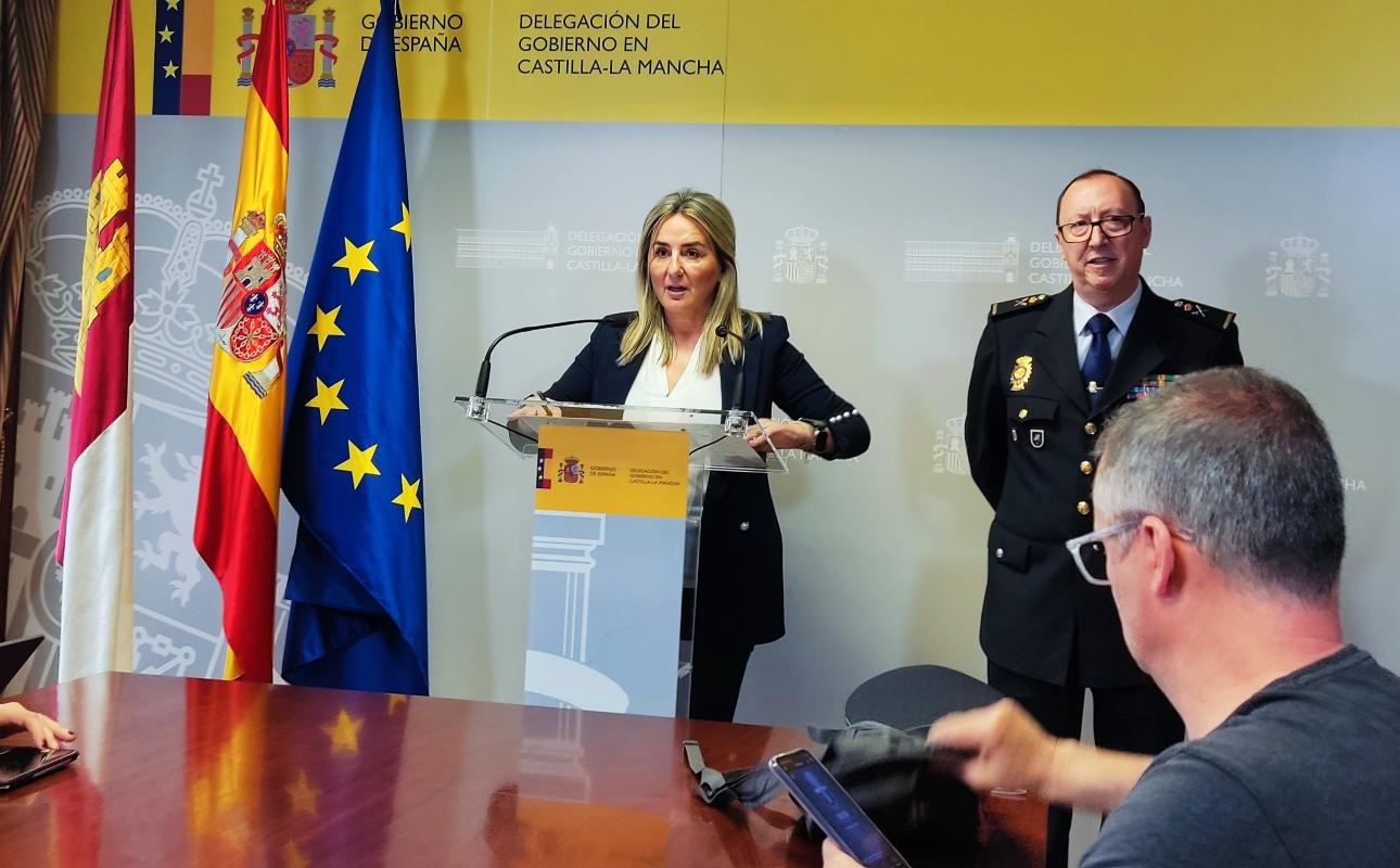 Milagros Tolón y Javier Pérez, jefe superior de Policía Nacional en CLM.