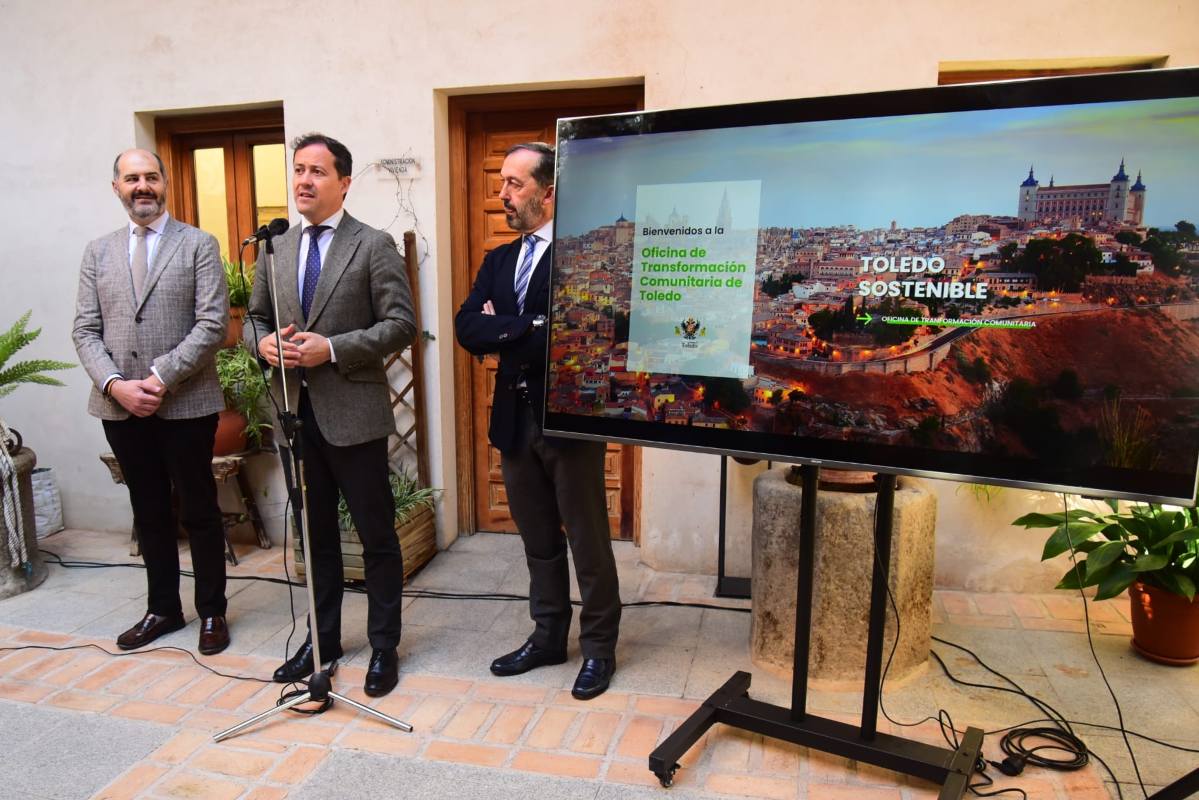 El alcalde, Carlos Velázquez en la presentación junto al concejal de Turismo, Vivienda y Relaciones con la UCLM, José Manuel Velasco; y al gerente de la EMV, José Manuel López. Imagen: Rebeca Arango.