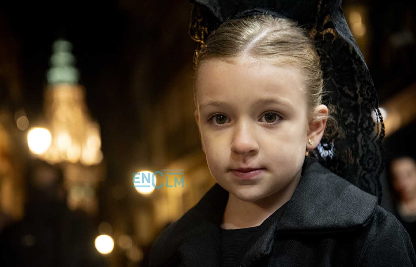 Una pequeña cofrade en el Viernes Santo de Toledo.Foto: Rebeca Arango.