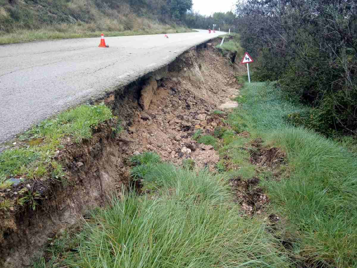 Carretera de Escamilla (Guadalajara). Descalce por las lluvias