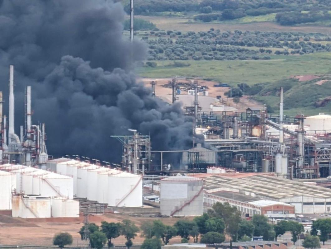 Columna de humo negro en la planta de Repsol en Puertollano