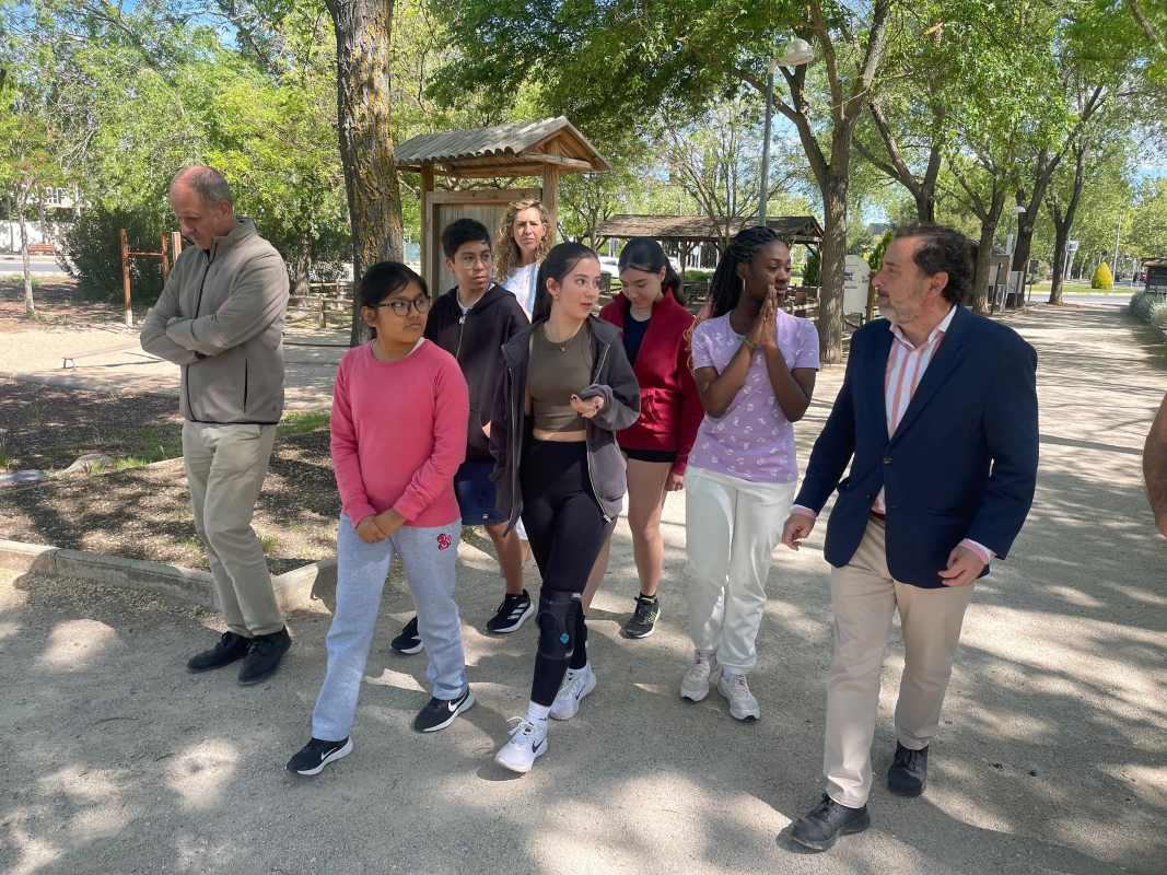 El concejal de Servicios a la Ciudad junto a varios alumnos del IES Santa María de Alarcos