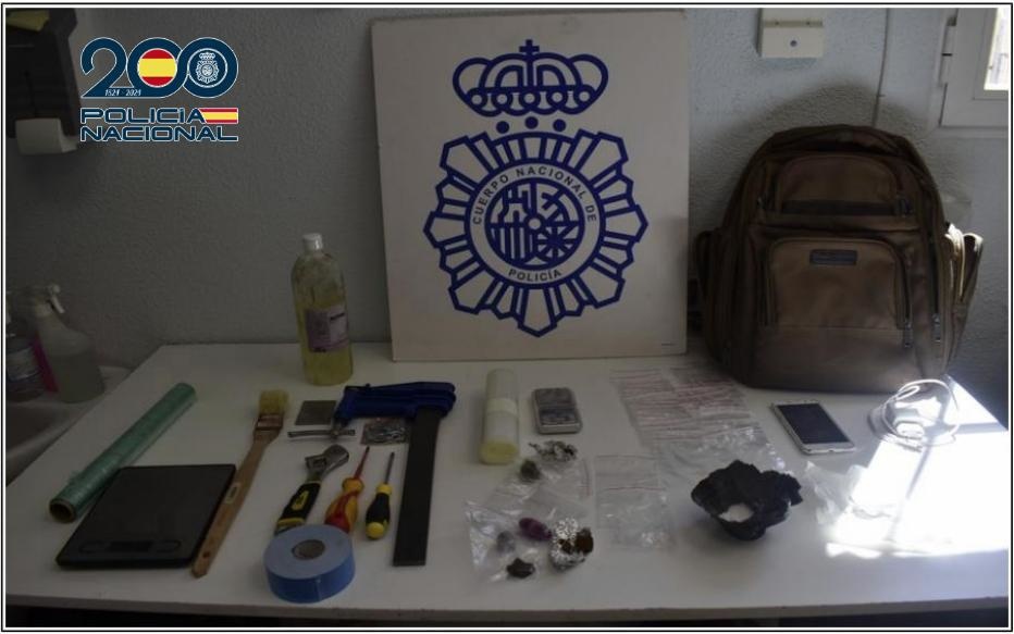 Objetos aprehendidos por la Policía Nacional tras detener a un hombre acusado de traficar con drogas en Alcázar de San Juan