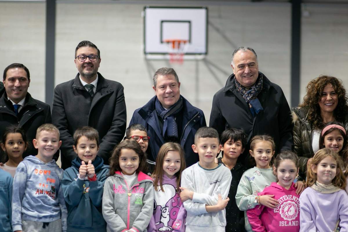 Amador Pastor (izquierda), junto a Emiliano García-Page y escolares en una jornada de promoción del deporte base.