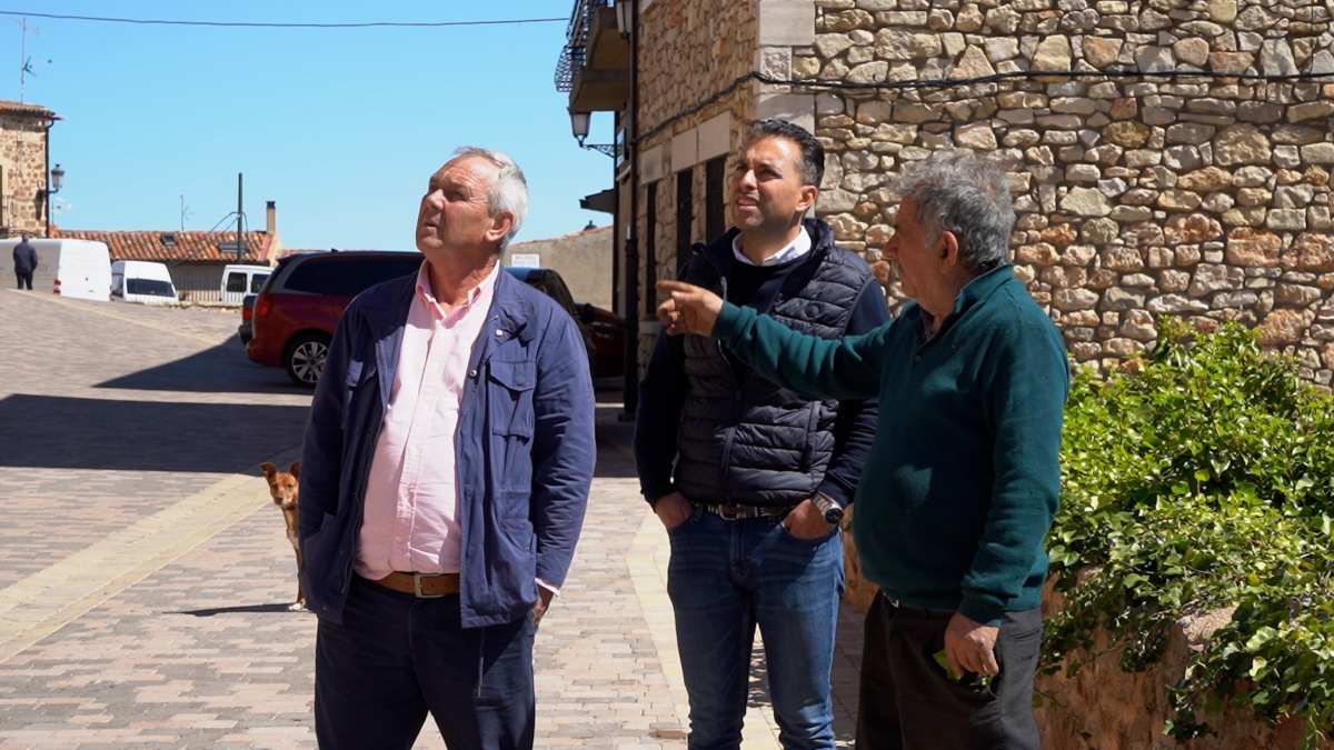 El diputado delegado de Proyectos, Planes Provinciales y Cooperación Técnica, Raúl de la Fuente, visita las obras ejecutadas en Atienza