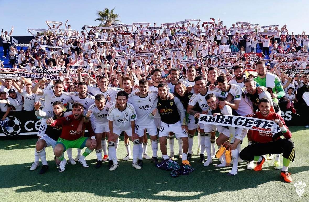 El Albacete BP acompañado por los aficionados del equipo desplazados a Elda