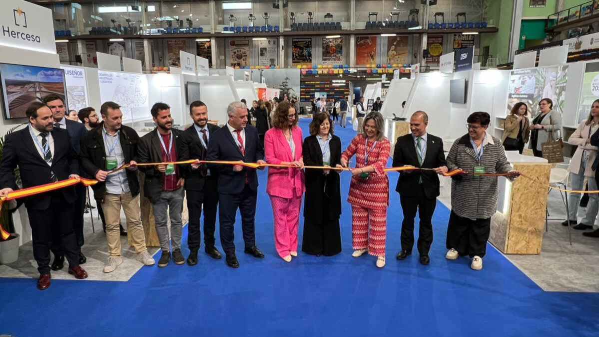 Corte de cinta en la inauguración de Logistic Spain en Guadalajara