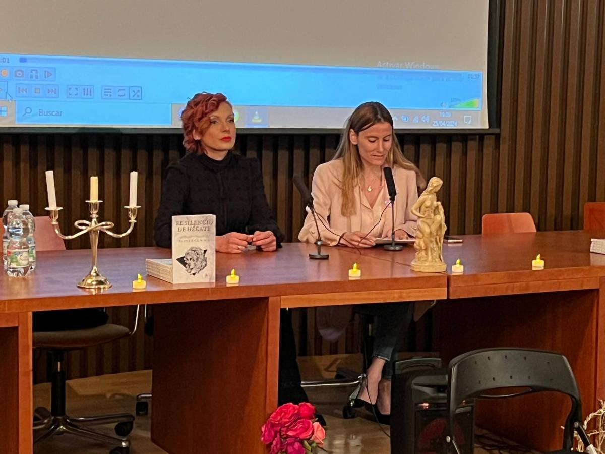 Presentación del libro El silencio de Hécate en Guadalajara. Ana González Serrano, autora y Lidia Paterna