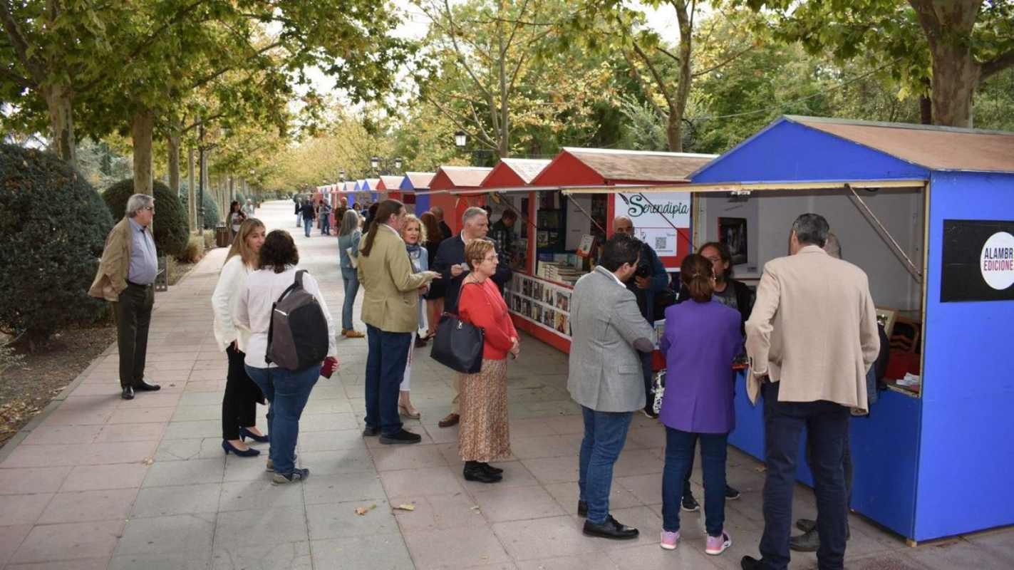 Imagen de archivo de una de las ediciones de la Feria del Libro de Ciudad Real en el parque de Gasset