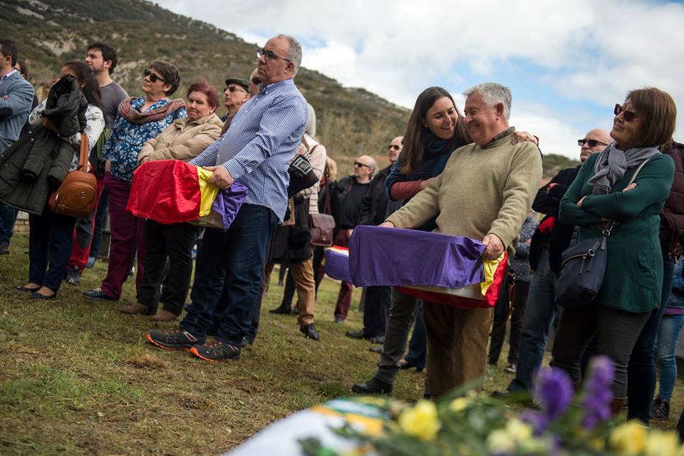 Imagen de archivo de varias familias recibiendo los restos de sus familiares en Valdenoceda