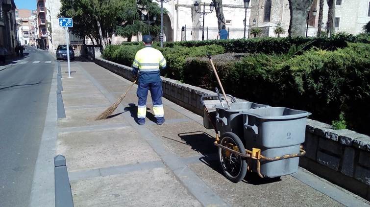 Imagen de un operario de limpieza del Ayuntamiento de Ciudad Real