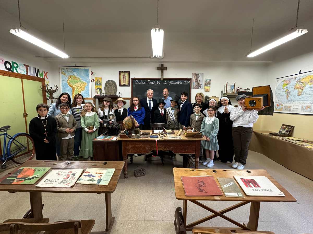 Inauguración del 'aula del pasado' en el CEIP Santo Tomás de Villanueva