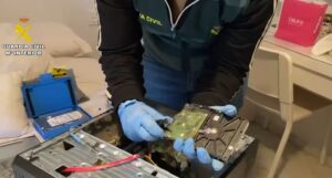 La Guardia Civil en el registro de un inmueble desde el que trabajaba la trama