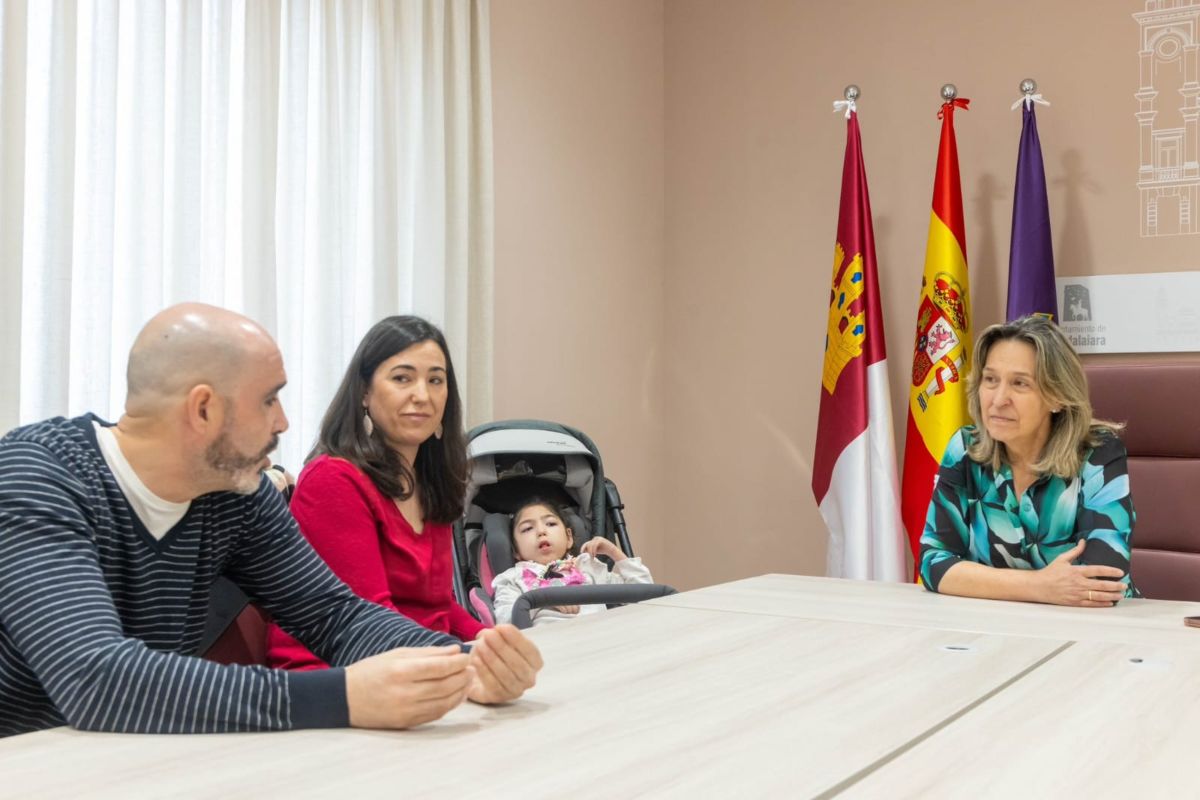 Ana Guarinos, alcaldesa de Guadalajara, en el encuentro con los padres de Lía