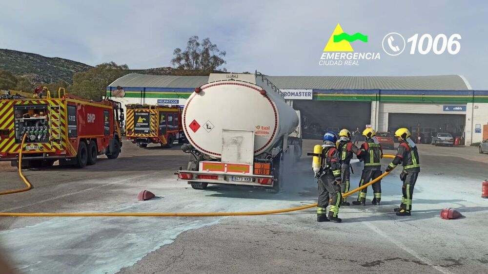 Los bomberos intervienen en la extinción del incendio