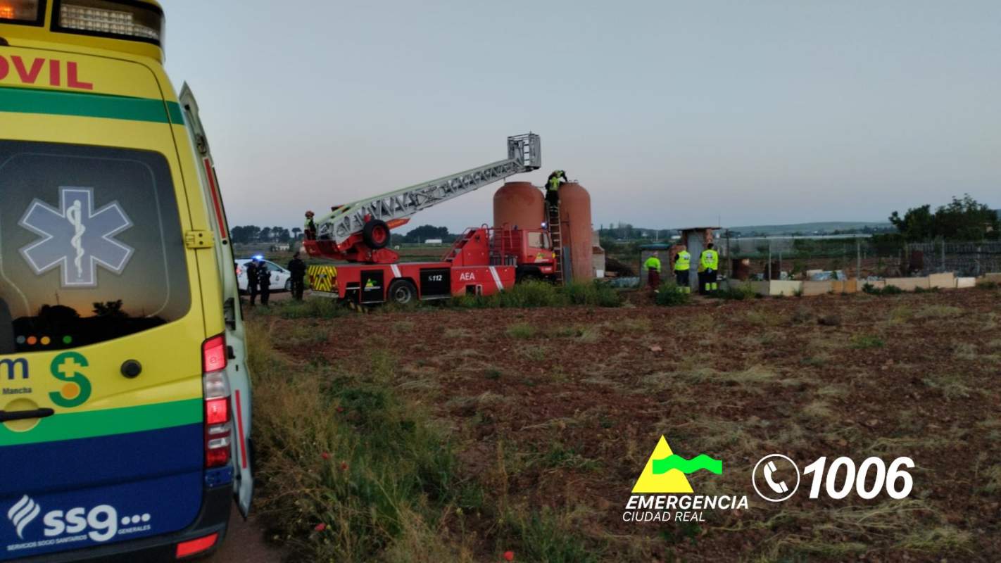 Los bomberos trabajando en el rescate del hombre