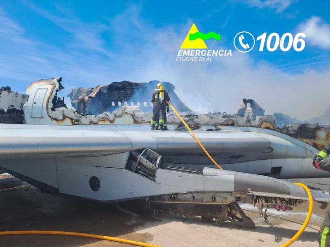 Los bomberos trabajando en las labores de extinción de la aeronave