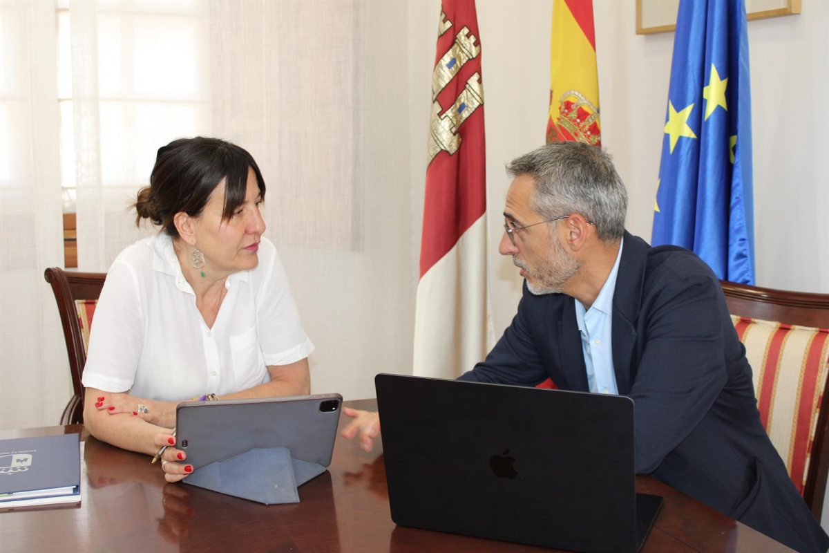 Reunión entre el alcalde de Torrenueva y la delegada de la JCCM en Ciudad Real