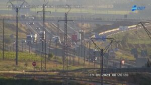 En la imagen se puede ver al camión accidentado que obligó a cortar la A-4 en Valdepeñas