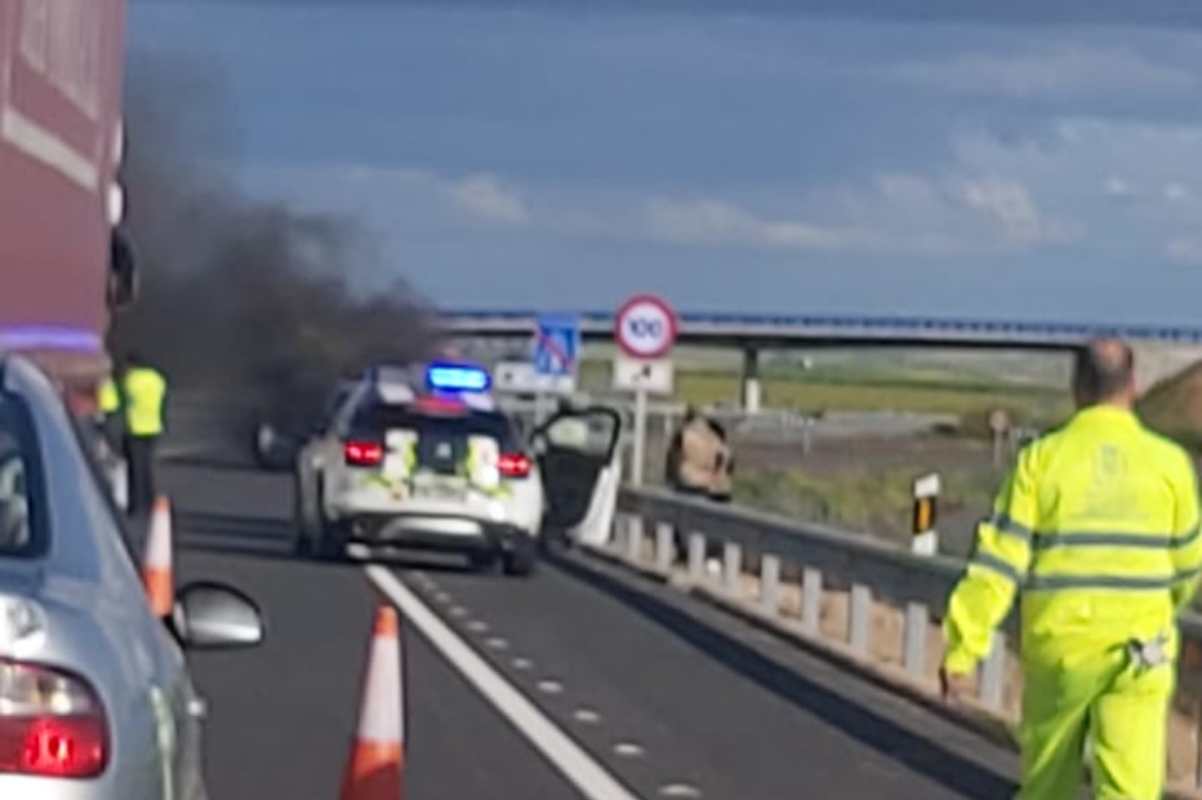 Imagen del vehículo incendiado en Rielves.