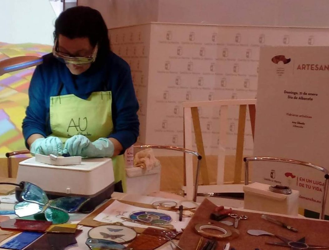 Ana Úbeda, artesana del vidrio, en una demostración en Fitur.