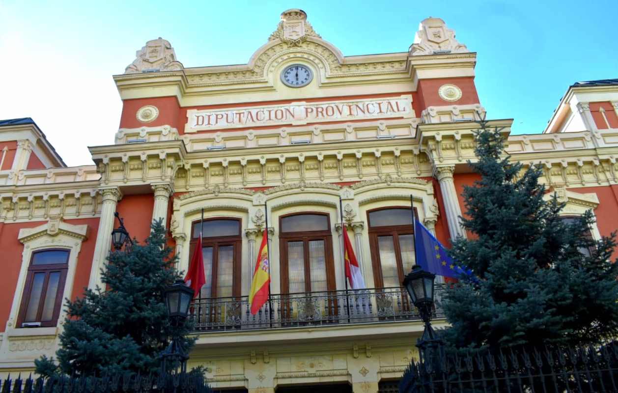 Banderas a media asta en la Diputación de Albacete por el fallecimiento del alcalde de Alatoz.