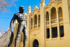 Monumento a Dámaso González frente a la Plaza de Toros de Albacete. Imagen Elena Valero