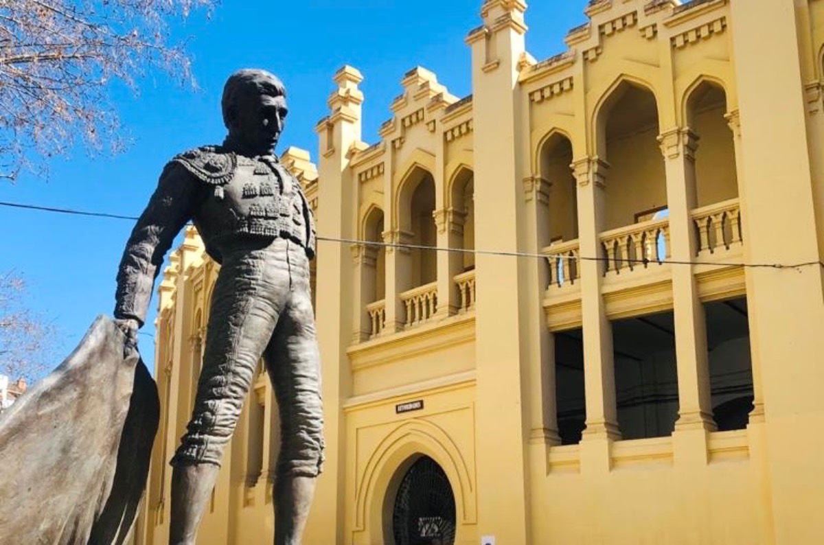 Monumento a Dámaso González frente a la Plaza de Toros de Albacete. Imagen Elena Valero