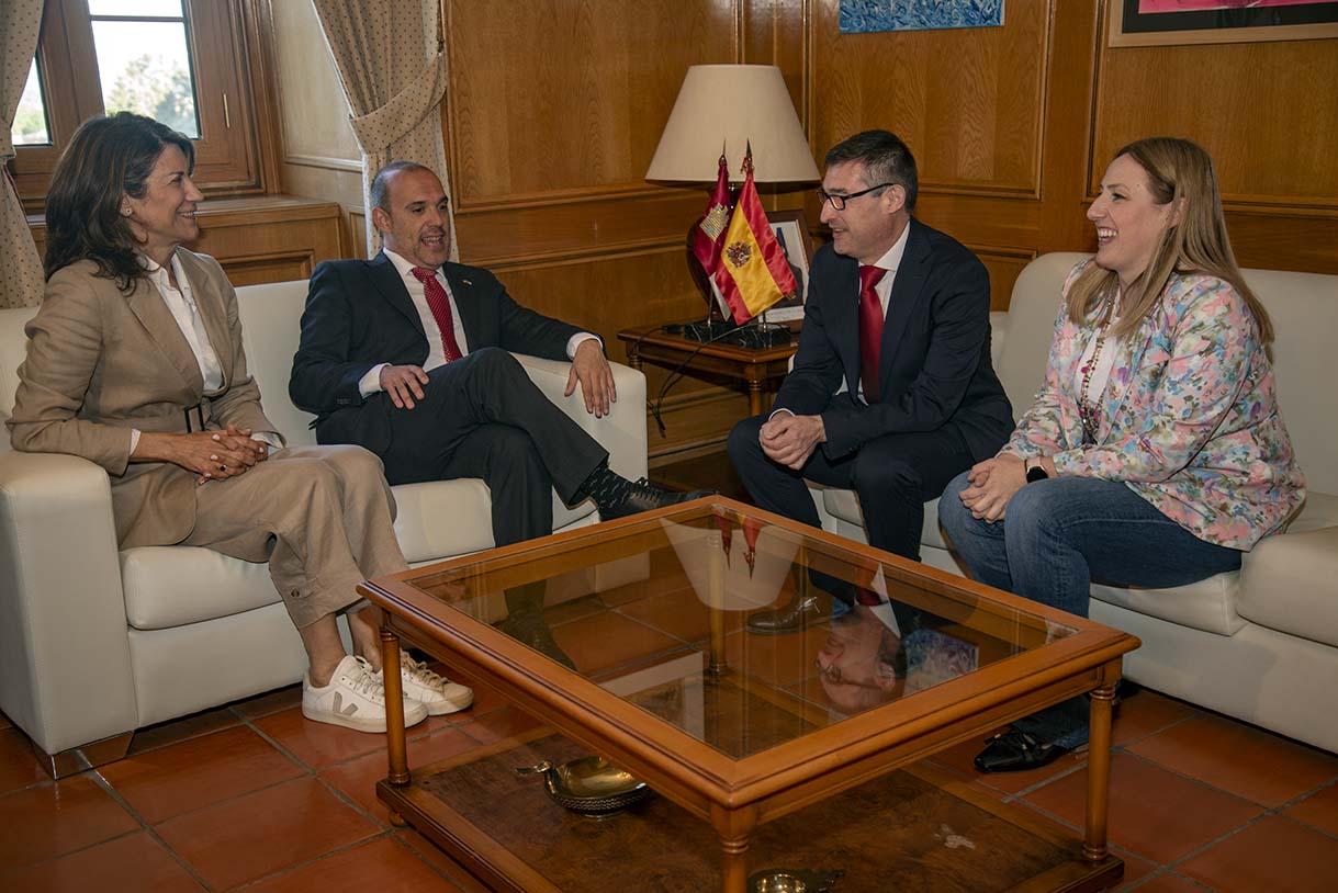 Pablo Bellido y Fernando Muñoz tras la entrega de la memoria del onsejo Regional de Transparencia y Buen Gobierno