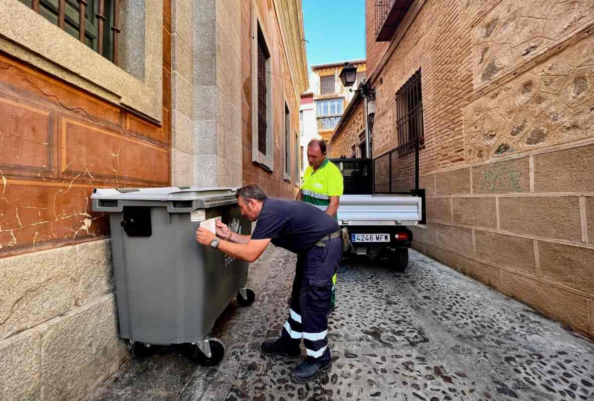 Imagen de los contenedores de quinta y pon que se están instalando en el casco de Toledo.