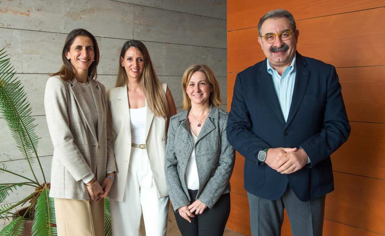 las jefas de servicio de Obstetricia y Ginecología y de Análisis Clínicos del Hospital de Toledo, las doctoras Vanesa Aguilar y María del Carmen Lorenzo respectivamente, y de la doctora Elena Ruiz Ballesteros, genetista del Hospital de Toledo, y el consejero de Sanidad, Jesús Fernández Sanz.